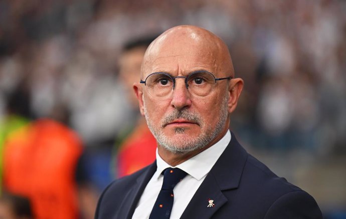 Archivo - 14 July 2024, Berlin: Spain's coach Luis de la Fuente reacts before the start of the UEFA Euro 2024 final soccer match between Spain and England at the Olympic Stadium. Photo: Robert Michael/dpa