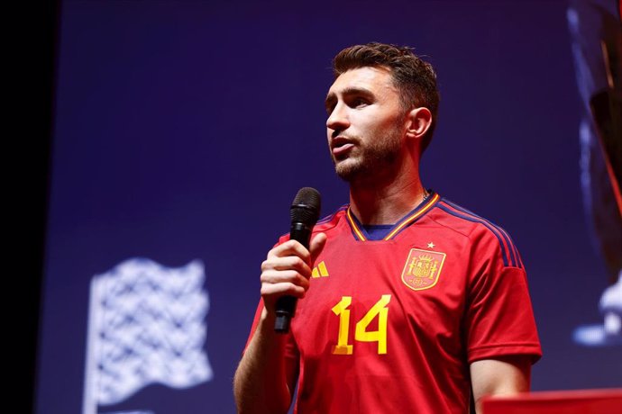 Archivo - El defensa Aymeric Laporte en una celebración con la selección española. 