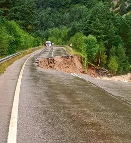 La carretera A-138 entre Bielsa y Parzán se encuentra cortada en el kilómetro 82 tras venirse abajo un carril por la fuerza del agua y en el 86 tras aparecer varias grietas en el firme.