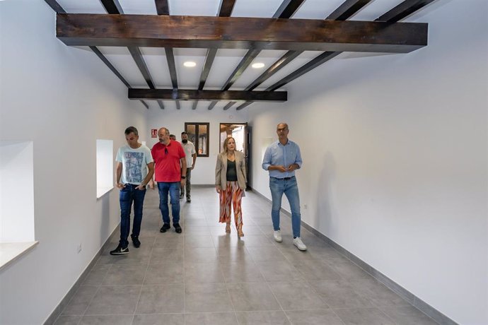 La consejera de Presidencia, Isabel Urrutia, inaugura las obras de mejora del albergue de Escalante