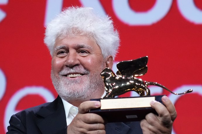 Pedro Almodóvar recibe el león de oro por la mejor película, 'La habitación de al lado', durante la ceremonia de clausura de la 81 edición del Festival de Cine de Venecia