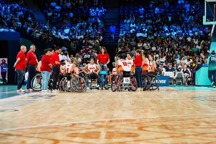 La selección española femenina de baloncesto en silla de ruedas tras un partido en Paris 2024