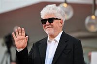 Pedro Sánchez felicita a Almodóvar por su León de Oro: "Qué gran orgullo para el cine español"