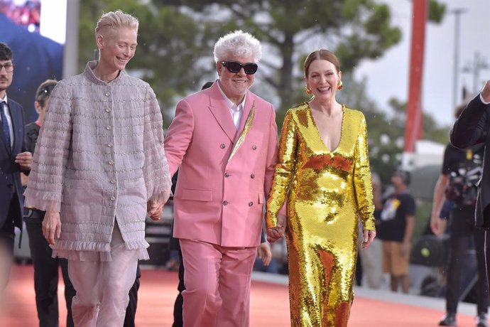 El director de cinema Pedro Almodóvar i  les actrius, Titlla Swinton (i) i Juliane Moore (d), posen durant de la pel·lícula ?The Room Next Door? en el Festival Internacional de Cinema de Venècia