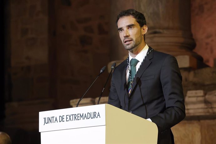 El atleta llerenense Álvaro Martín anuncia su retirada en el Teatro Romano de Mérida, donde ha recibido la Medalla de Extremadura