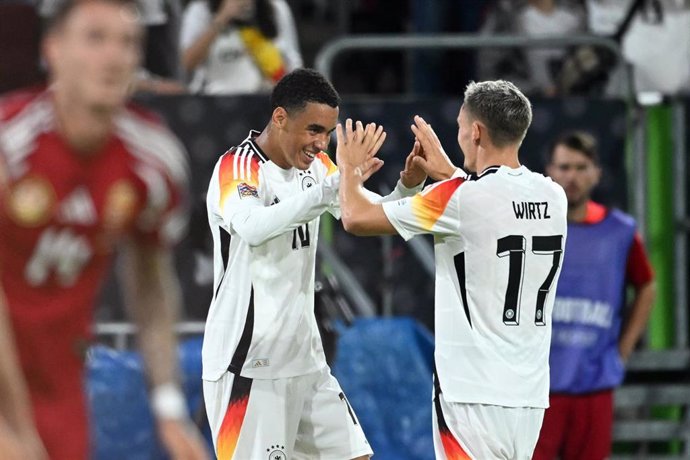 Loa futbolistas Jamal Musiala y Florian Wirtz celebran un gol con Alemania en la Liga de Naciones. 