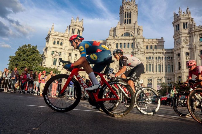 Archivo - El pelotón de ciclistas pasa por Cibeles en la edición de La Vuelta de 2023