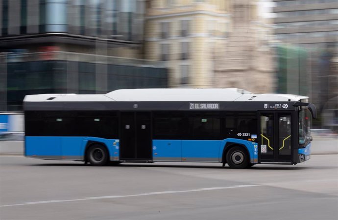 Archivo - Autobús de la línea 21 de la EMT