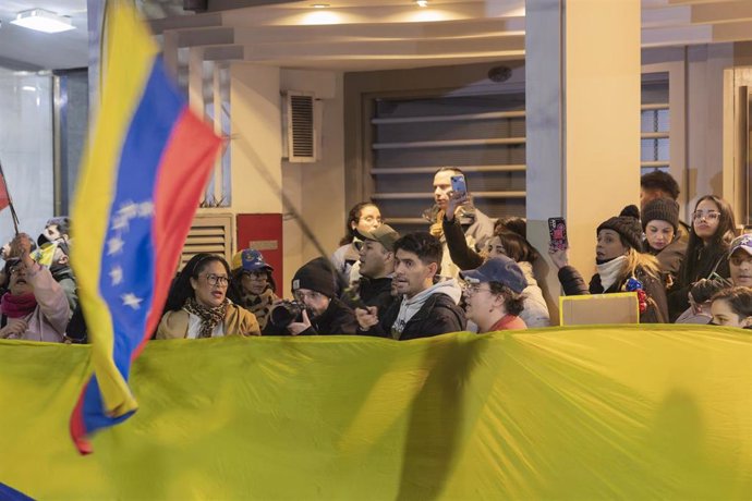 Archivo - Manifestantes venezolanos ante la Embajada en Buenos Aires