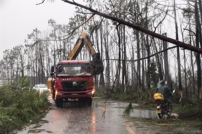 Trabajos de recuperación tras el paso del tifón 'Yagi' por la provincia china de Hainan