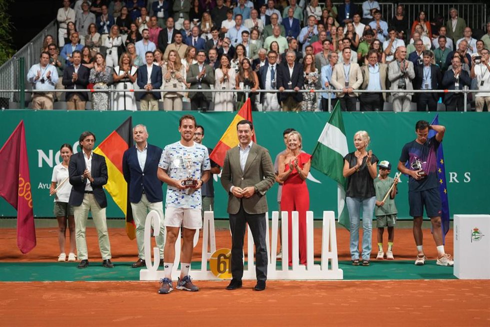 El presidente de la Junta de Andalucía, Juanma Moreno, ha asistido este sábado a la final de la 61 edición de la Copa Sevilla Challenger,  que ha ganado el español Roberto Carballés