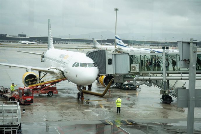 Archivo - Un avión aparcado en la pista del aeropuerto de El Prat.