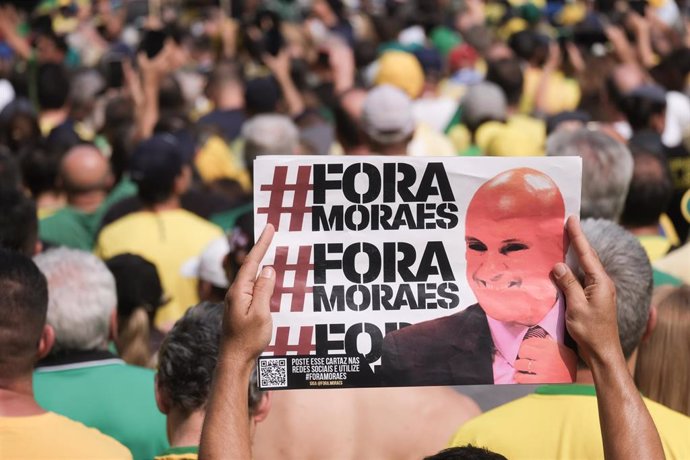 Pancarta contra el juez Alexandre de Moraes en una concentración en Sao Paulo respaldada por el expresidente Jair Bolsonaro