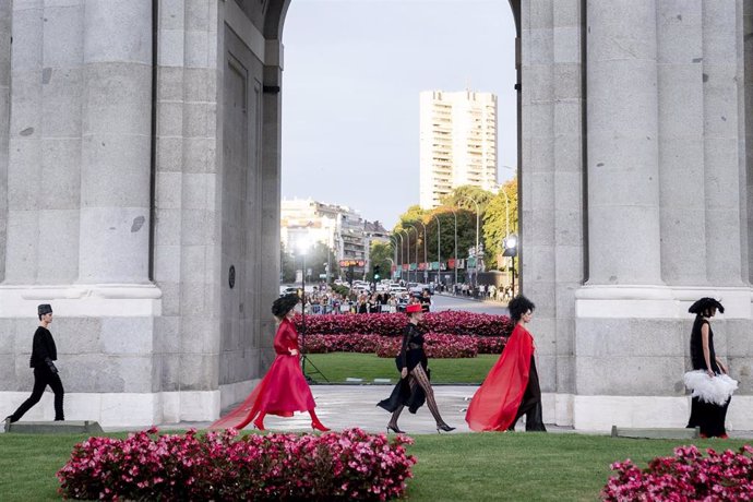 Varias modelos durante el desfile de Madrid es Moda, en la Puerta de Alcalá  