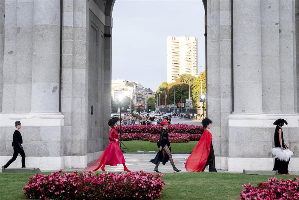 Varias modelos durante el desfile de Madrid es Moda, en la Puerta de Alcalá