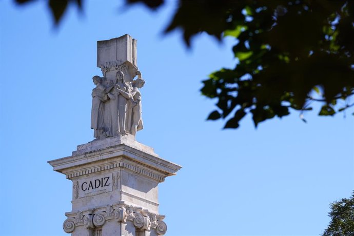 Detalle del monumento a 'La Pepa' en la plaza de España en Cádiz.