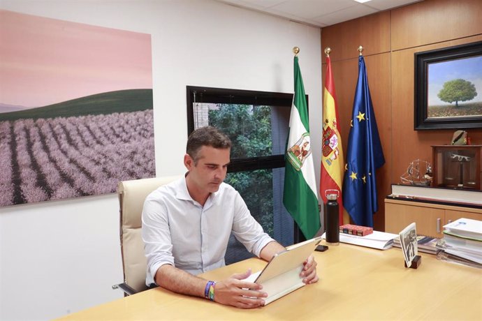 El consejero de Agricultura, Pesca, Agua y Desarrollo Rural, Ramón Fernández-Pacheco, tras la entrevista concedida a Europa Press.