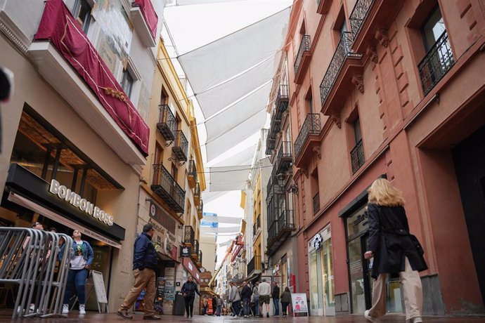 Archivo - Toldos en el centro de Sevilla con los que se combaten las altas temperaturas.