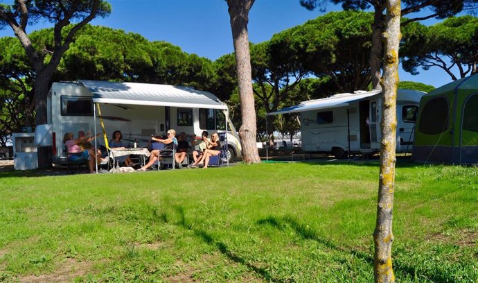 Archivo - Imagen de turistas en un camping.