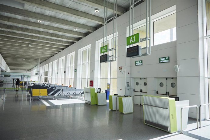 Archivo - Detalle de la terminal de salidas del aeropuerto de Sevilla.