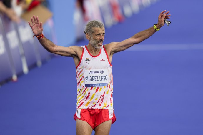 Alberto Suárez Laso con su medalla de plata en el maratón T12 de Paris 2024