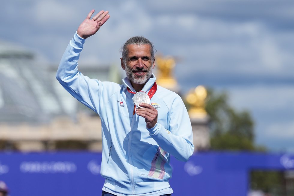 Alberto Suárez Laso con su medalla de plata en el maratón T12 de Paris 2024