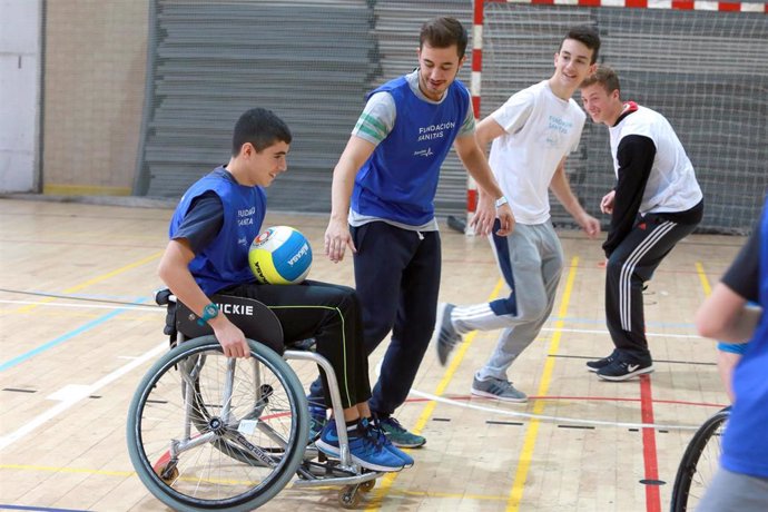 Archivo - Imagen de archivo de un joven con discapacidad practicando deporte. 