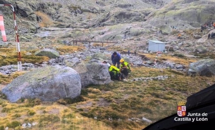 Rescatado un montañero de 57 años en la Laguna Grande de Gredos (Ávila).