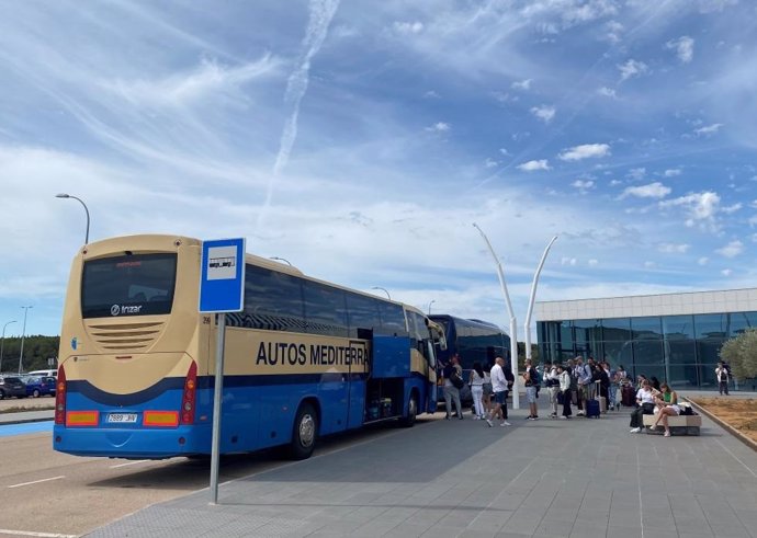 El servicio de autobús del aeropuerto de Castelló mantiene la conexión con València en septiembre y octubre para vuelos internacionales