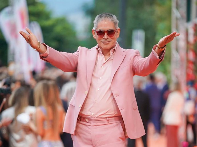 El escritor y presentador Boris Izaguirre posa en la alfombra naranja de la XVI edición del FesTVal, en el Palacio de Congresos de Europa, a 7 de septiembre de 2024, en Vitoria-Gastéiz, Álava, País Vasco (España).