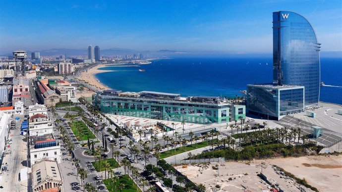 Vista de la playa de la Barcelona, desde el puerto