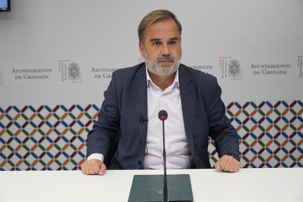 Archivo - Granada.- Calvo (PSOE) lamenta el "retraso de un año" en la licitación del nuevo contrato municipal de jardines