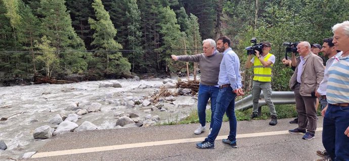 El consejero de Fomento, Octavio López, junto al alcalde de Aínsa, Enrique Pueyo , durante la inspección del tramo de la A-138 afectado por las fuertes lluvias en Bielsa.