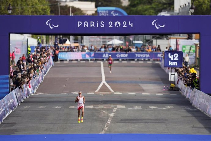 Alberto Suárez Laso en los metros finales el maratón T12 de Paris 2024