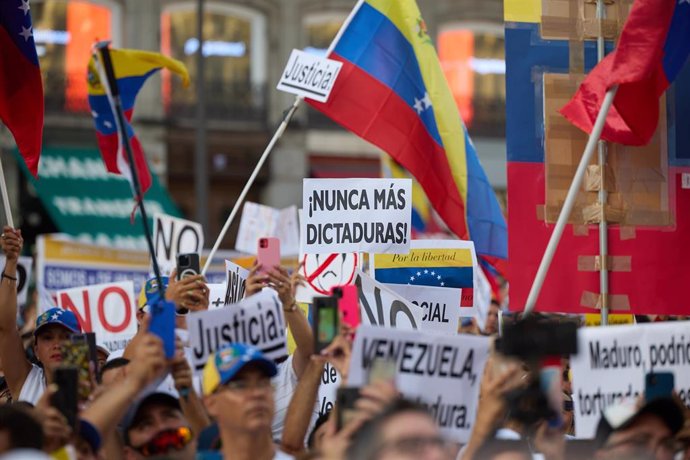 Decenas de personas durante una nueva protesta contra el Gobierno venezolano de Nicolás Maduro, en la Puerta del Sol