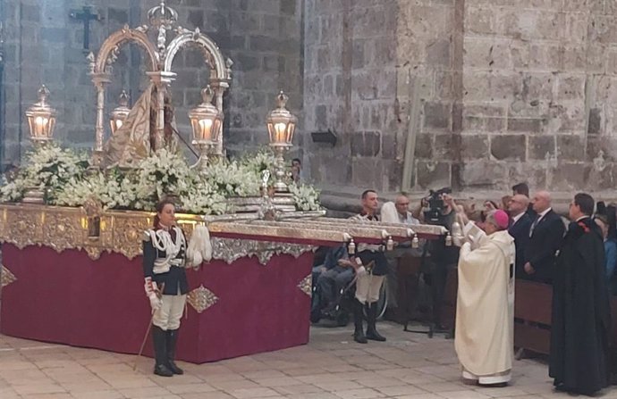 El arzobispo de Valladolid, Luis Argüello, bendice a la Virgen de San Lorenzo en la misa por su día.