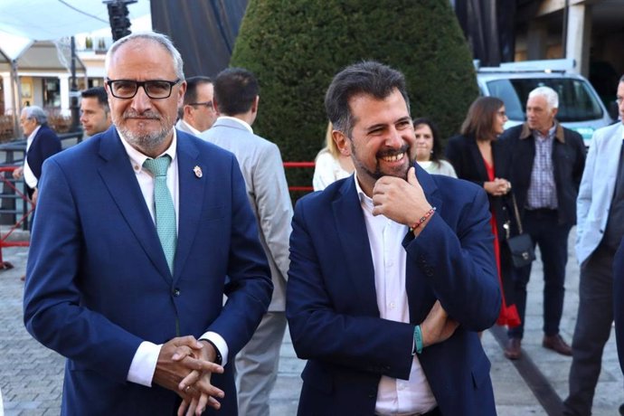 El presidente del Consejo Comarcal del Bierzo, Olegario Ramón, y el secretario general del PSOE, Luis Tudanca.