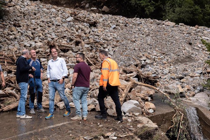 Bermúdez de Castro durante su visita a Campo y Benasque para conocer los desperfectos ocasionados por las lluvias en diferentes puntos, como en el de la carretera A-139