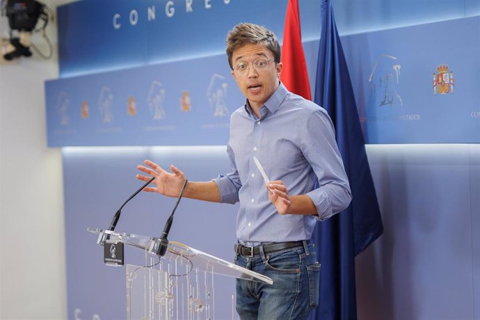 El diputado de Sumar Iñigo Errejón durante una rueda de prensa posterior a la Junta de Portavoces, en el Congreso de los Diputados, a 3 de septiembre de 2024, en Madrid (España).