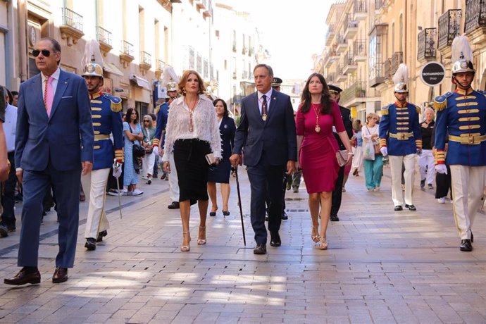 El alcalde de Salamanca, Carlos García Carbayo, y miembros de la Corporación Municipal se dirigen en comitiva hacia la Catedral Nueva para asistir a la misa en honor de Santa María de la Vega.