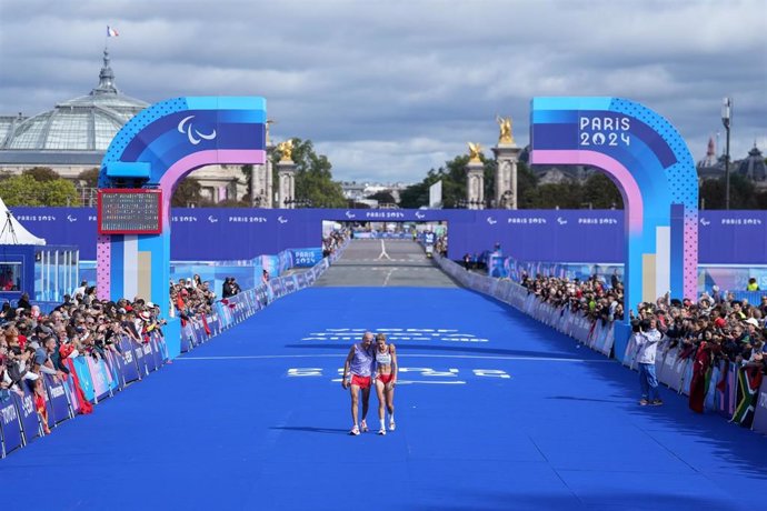 Elena Congost y su guía Mia Carol tras cruzar la línea de meta del maratón de la clase T12 de los Juegos Paralímpicos de París