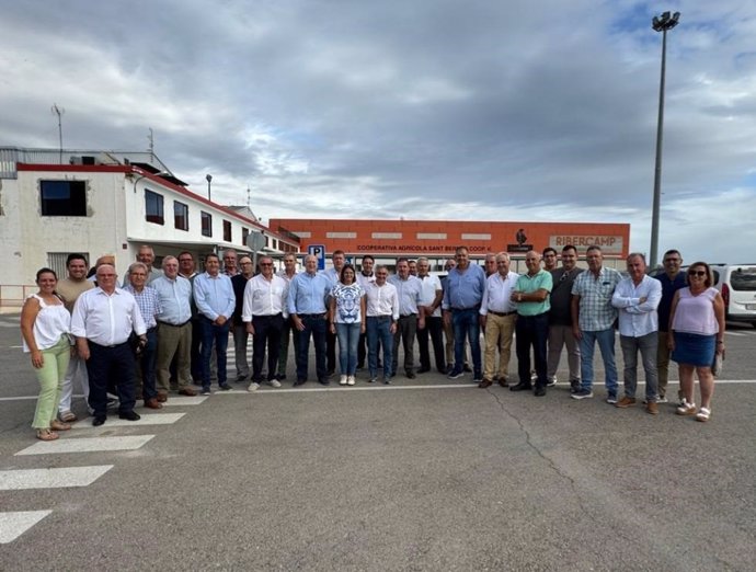 El conseller de Agricultura, Agua, Ganadería y Pesca, Miguel Barrachina, en la Cooperativa Agrícola Sant Bernat de Carlet