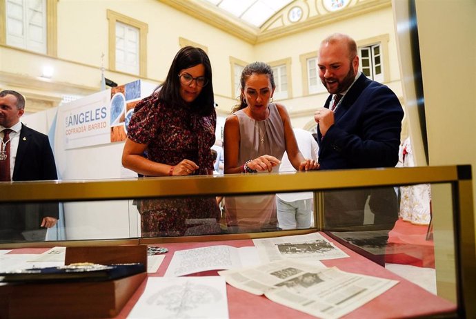 Diputación de Almería acoge una exposición que repasa la historia de la cofradía de Los Ángeles