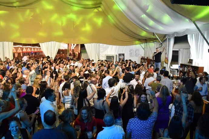 Actuación en la noche del sábado en la feria de Tomares.