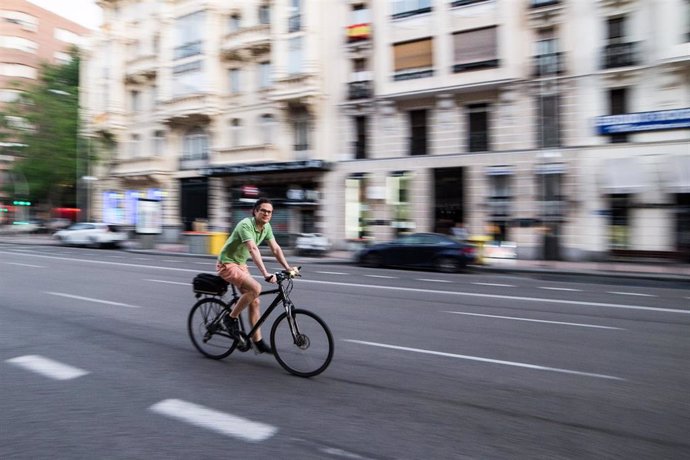 Archivo - Una persona sale recorre la calle Goya de Madrid en bicicleta 