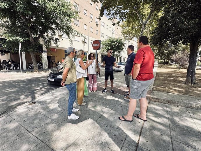 La teniente de alcalde de Infraestructura y Mantenimiento Urbano ha mantenido una reunión con los vecinos.