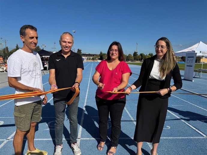 La alcaldesa Patricia Rivera, en el centro, junto a la concejal de Deportes, Beatriz Oliván, el presidente de la FAA, Alberto Pallarés; y el  presidente del Club Atletismo Binéfar, Carlos Oriach.