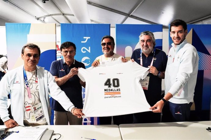 De izda a dcha: Alberto Jofre, Alberto Durán, Miguel Carballeda, José Manuel Rodríguez Uribes y Fernando Molinero posan con la camiseta de las 40 medallas de España en Paris 2024