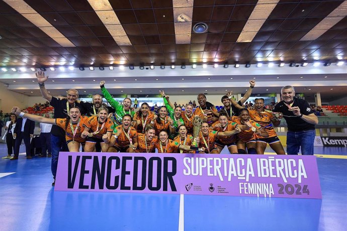 Final Supercopa Ibérica feminina, en Maia (Portugal), con victoria para el Super Amara Bera Bera sobre al Atticgo Elche (19-28)