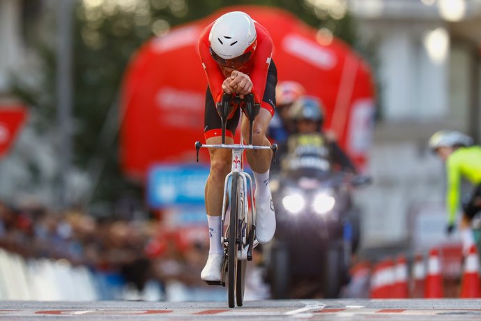 El ciclista suizo Stefan Küng (Groupama-FDJ) ganó este domingo la última etapa de La Vuelta 24, una contrarreloj individual de 24,6 kilómetros por la ciudad de Madrid, con salida en el Distrito Telefónica y con llegada en Gran Vía